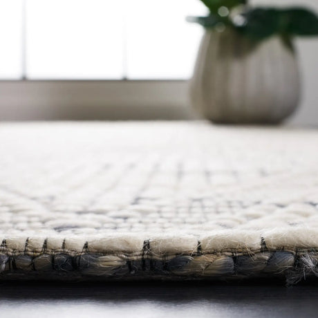 Safavieh Marbella 4'-0" x 6'-0" Rug in Ivory / Blue