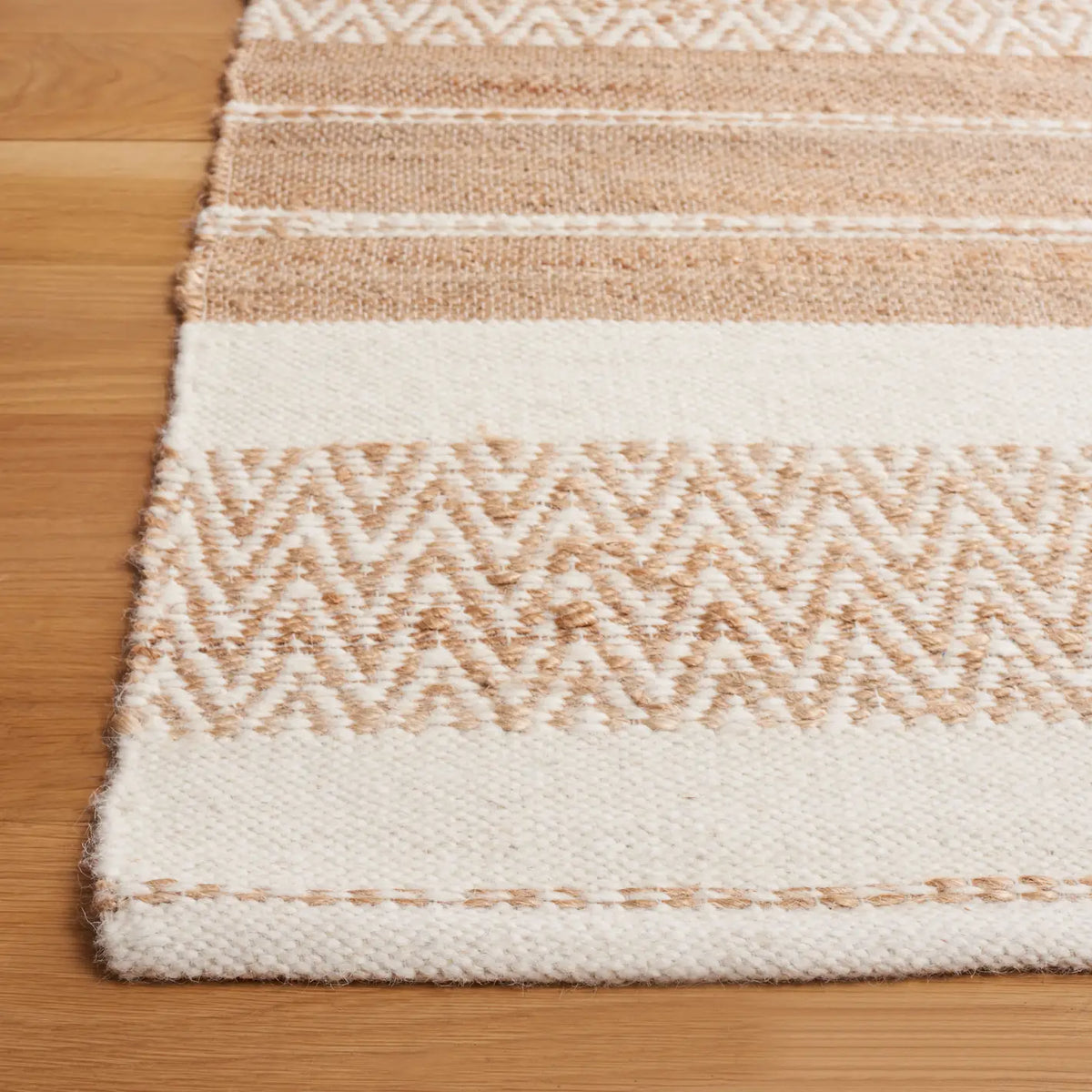 Safavieh Kilim 4'-0" x 6'-0" Rug in Natural / Ivory