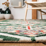 Safavieh Aspen 4'-0" x 6'-0" Rug in Green / Ivory