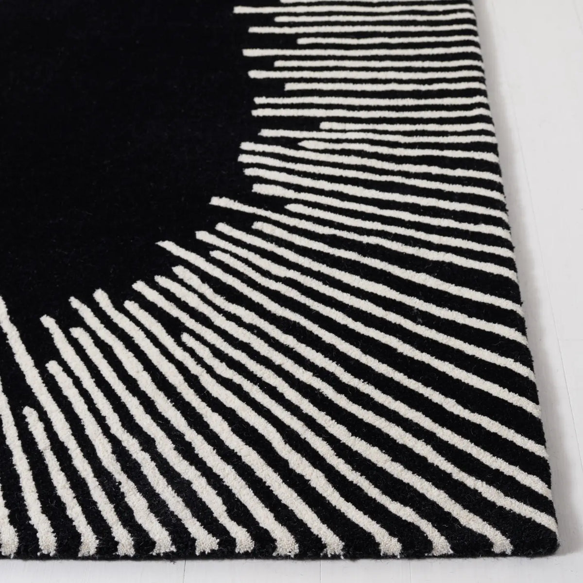 Safavieh Fifth Avenue 4'-0" x 6'-0" Rug in Black / Ivory