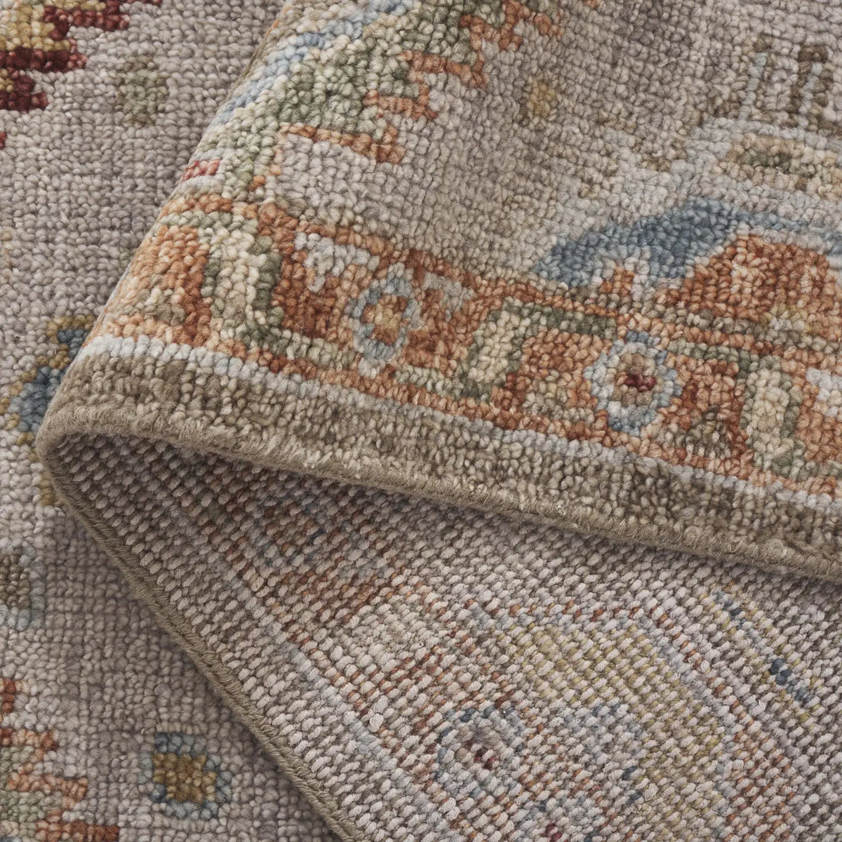 Safavieh Samarkand 6'-0" x 9'-0" Rug in Beige / Gold
