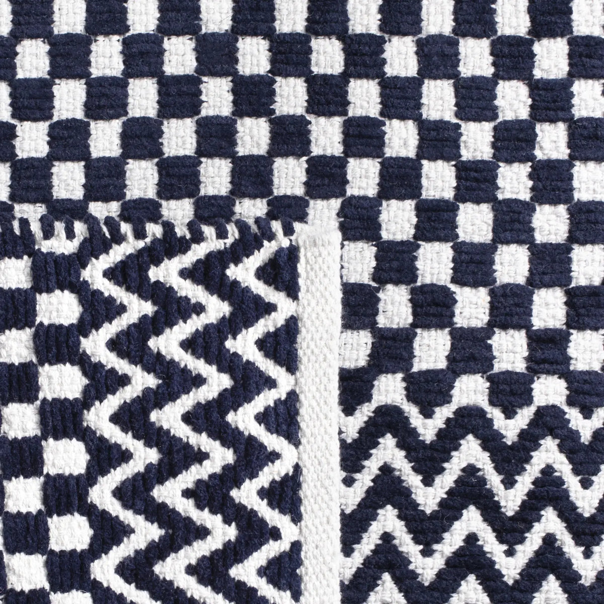 Safavieh Boston 4'-0" x 6'-0" Rug in Navy