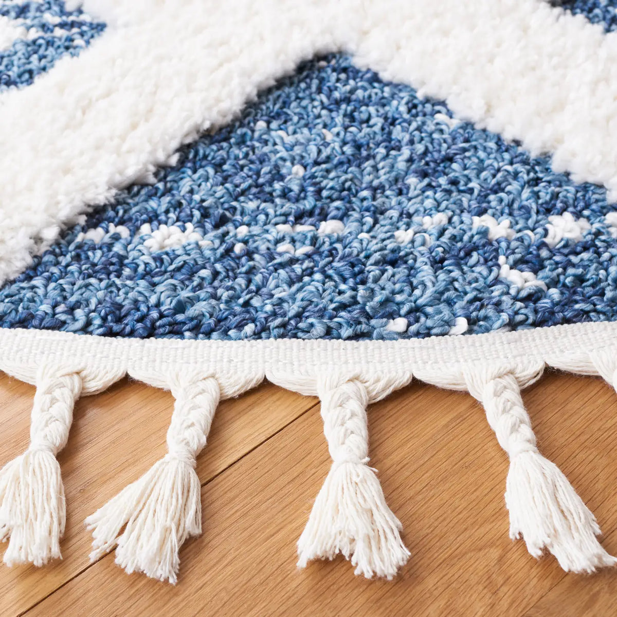 Safavieh Moroccan Tassel Shag 6'-7" x 6'-7" Rug in Blue / Ivory