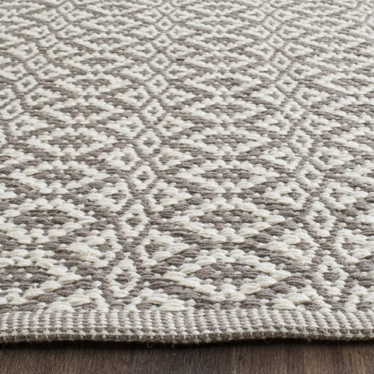 Safavieh Montauk 10'-0" x 14'-0" Rug in Ivory / Grey