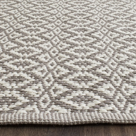 Safavieh Montauk 10'-0" x 14'-0" Rug in Ivory / Grey