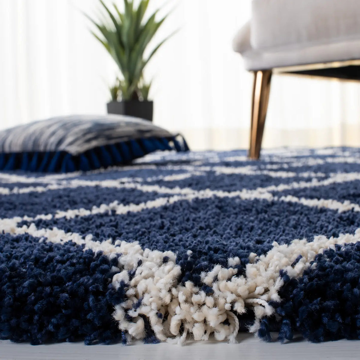 Safavieh Hudson Shag 4'-0" x 6'-0" Rug in Navy / Ivory