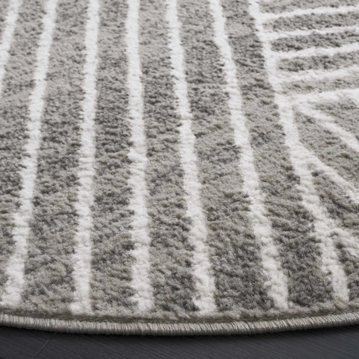 Safavieh Pyramid 6'-7" x 6'-7" Rug in Grey / Ivory