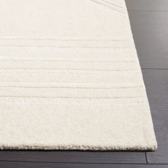 Safavieh Soho 4'-0" x 6'-0" Rug in Beige / Ivory
