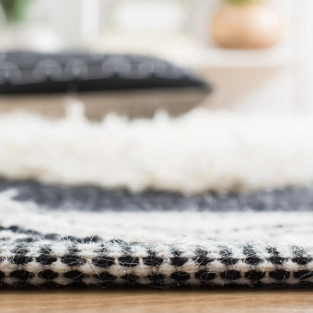 Safavieh Kenya 6'-0" x 9'-0" Rug in Ivory / Black