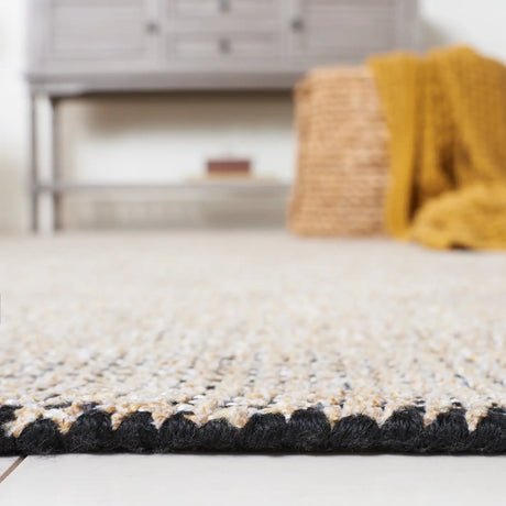 Safavieh Classic Vintage 4'-0" x 6'-0" Rug in Natural / Black