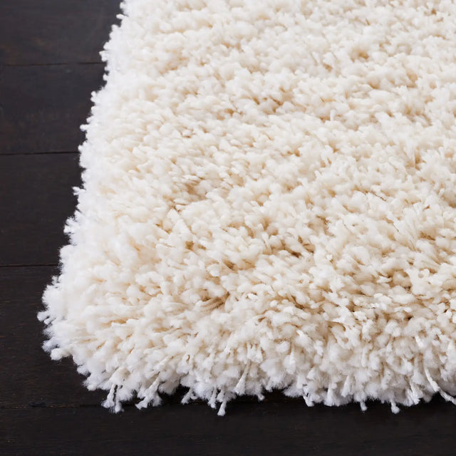 Safavieh Santa Monica Shag 4'-0" x 6'-0" Rug in Ivory