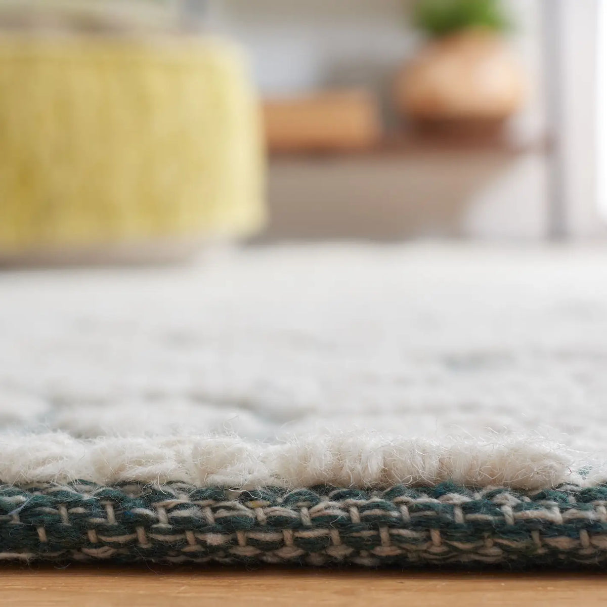 Safavieh Vermont 4'-0" x 6'-0" Rug in Ivory / Green