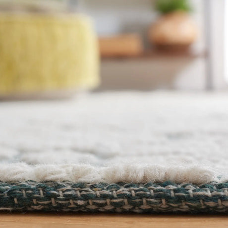 Safavieh Vermont 4'-0" x 6'-0" Rug in Ivory / Green