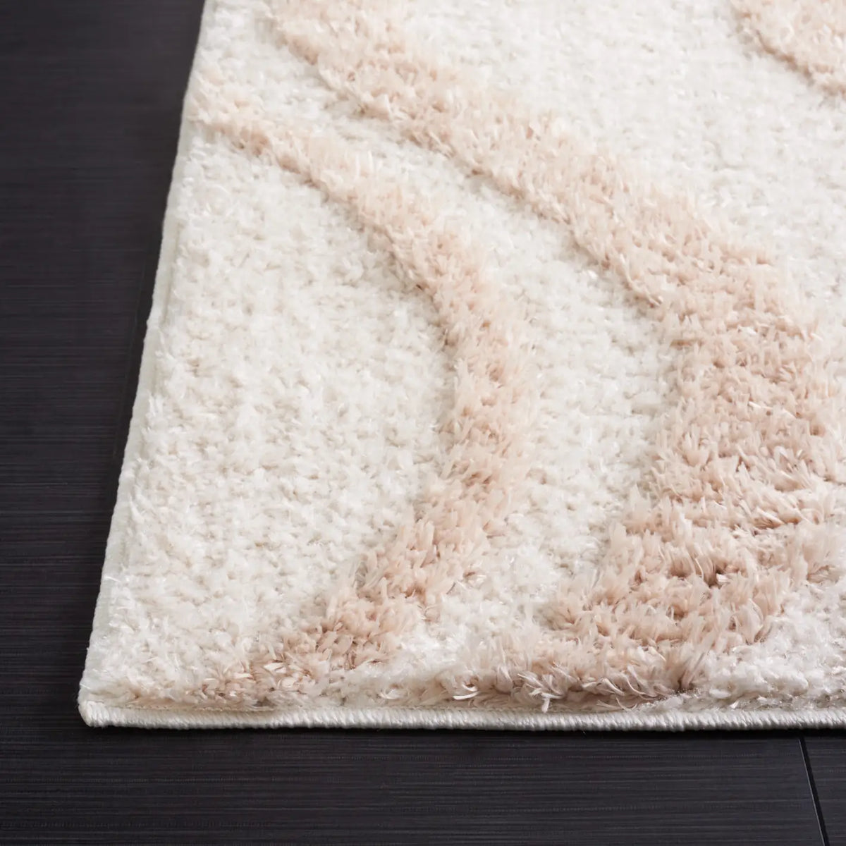 Safavieh Norway 4'-0" x 6'-0" Rug in Beige / Ivory