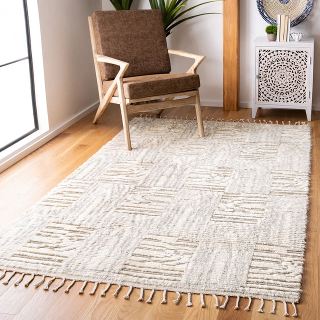Safavieh Manhattan 4'-0" x 6'-0" Rug in Ivory / Grey