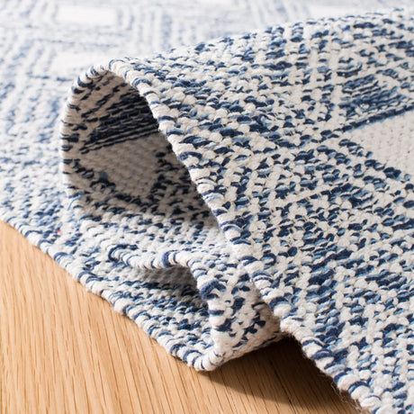 Safavieh Montauk 5'-0" x 8'-0" Rug in Navy / Ivory