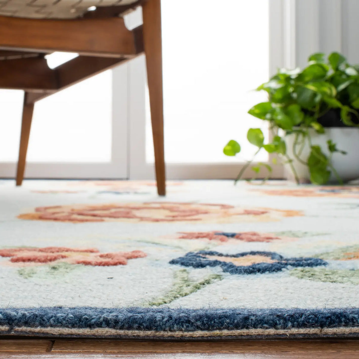 Safavieh Metro 4'-0" x 6'-0" Rug in Blue / Ivory