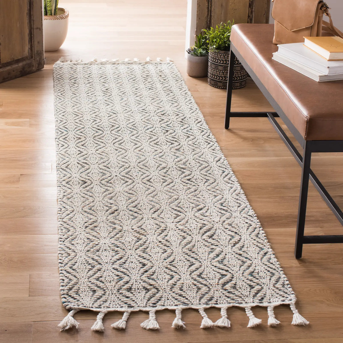 Safavieh Natura 2'-3" x 8'-0" Rug in Charcoal