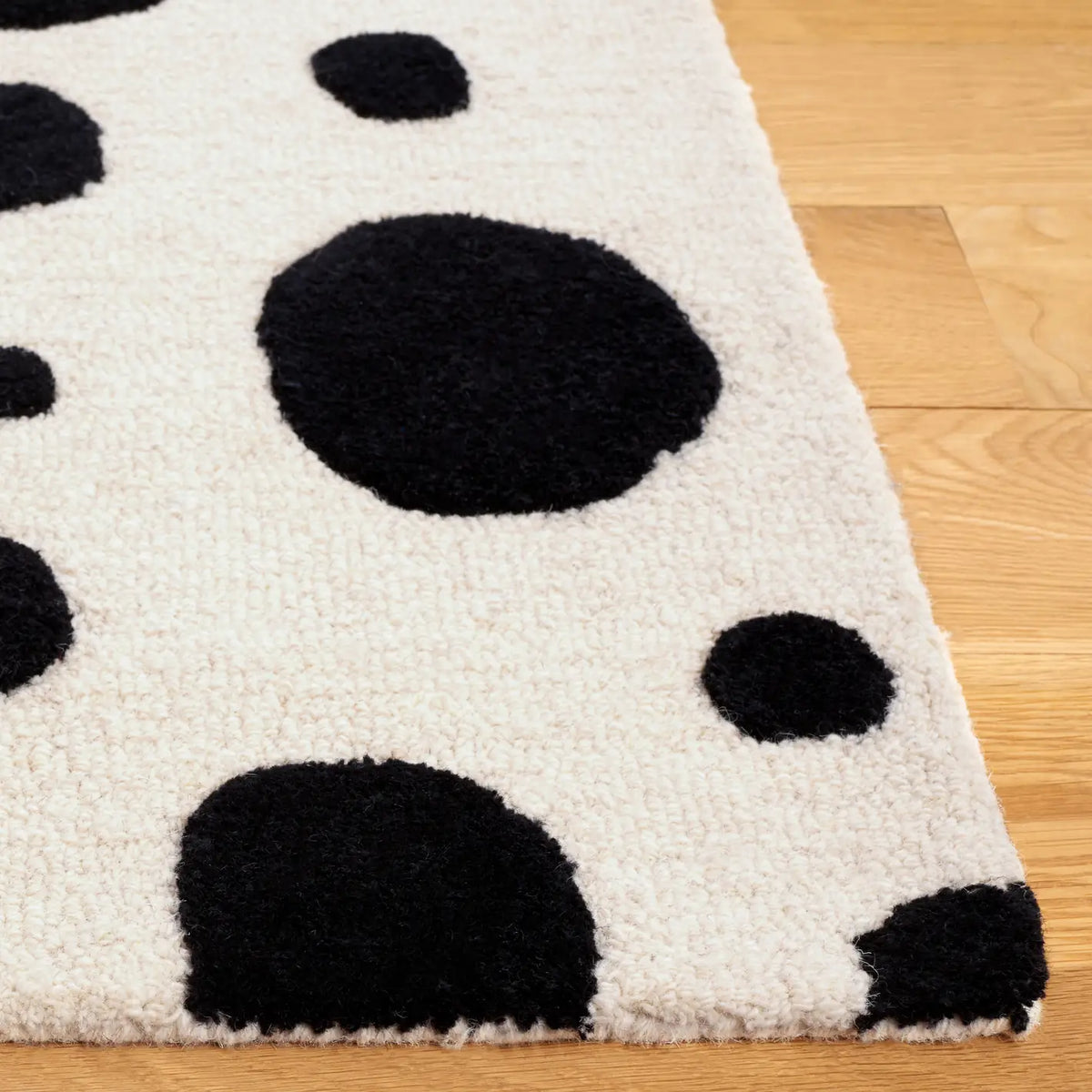Safavieh Cambridge 4'-0" x 6'-0" Rug in Ivory / Black