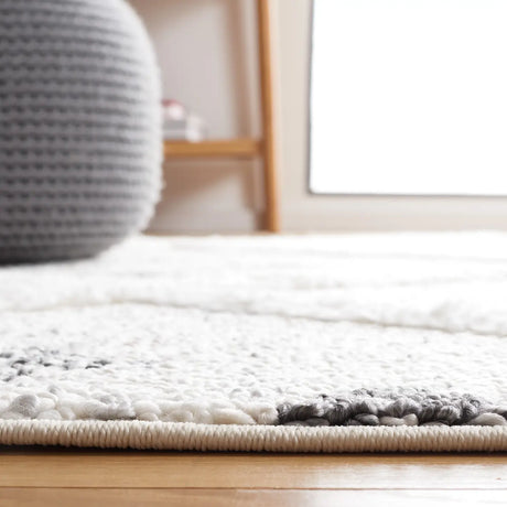 Safavieh Moroccan Tassel Shag 4'-0" x 6'-0" Rug in Beige / Ivory