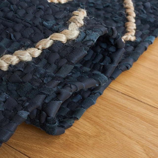 Safavieh Vintage Leather 4'-0" x 6'-0" Rug in Black / Natural