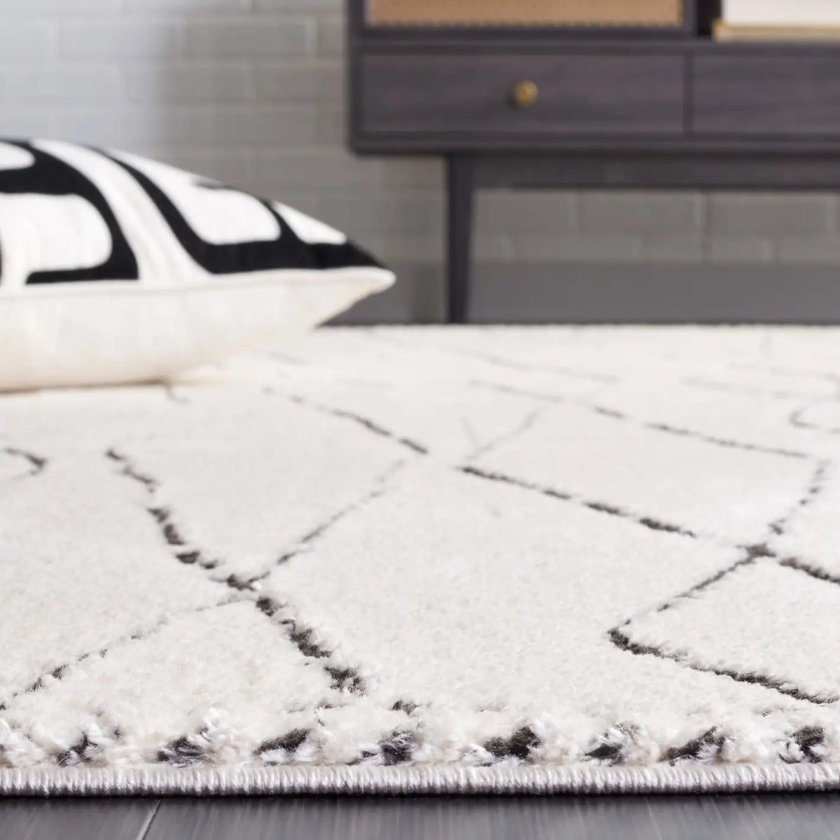 Safavieh Melody 4'-0" x 6'-0" Rug in Ivory / Black