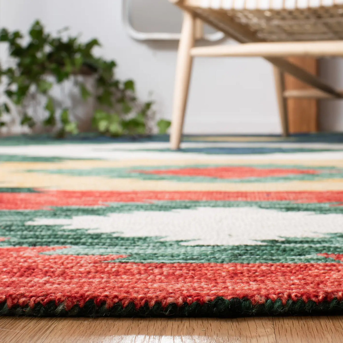Safavieh Aspen 4'-0" x 6'-0" Rug in Green / Red