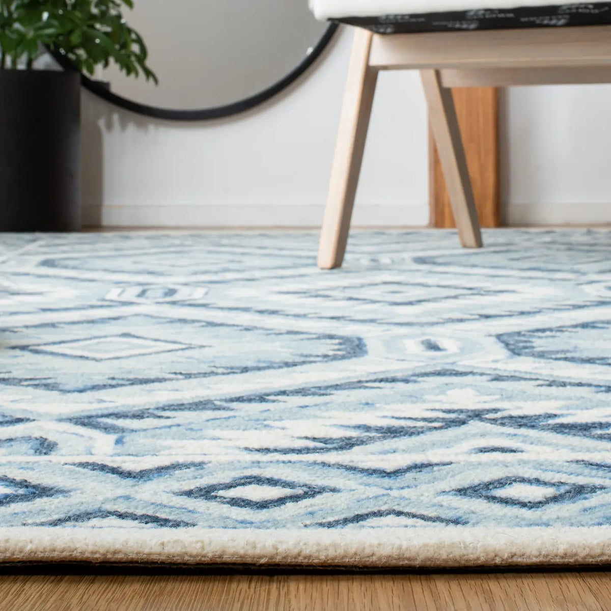 Safavieh Metro 4'-0" x 6'-0" Rug in Blue / Ivory