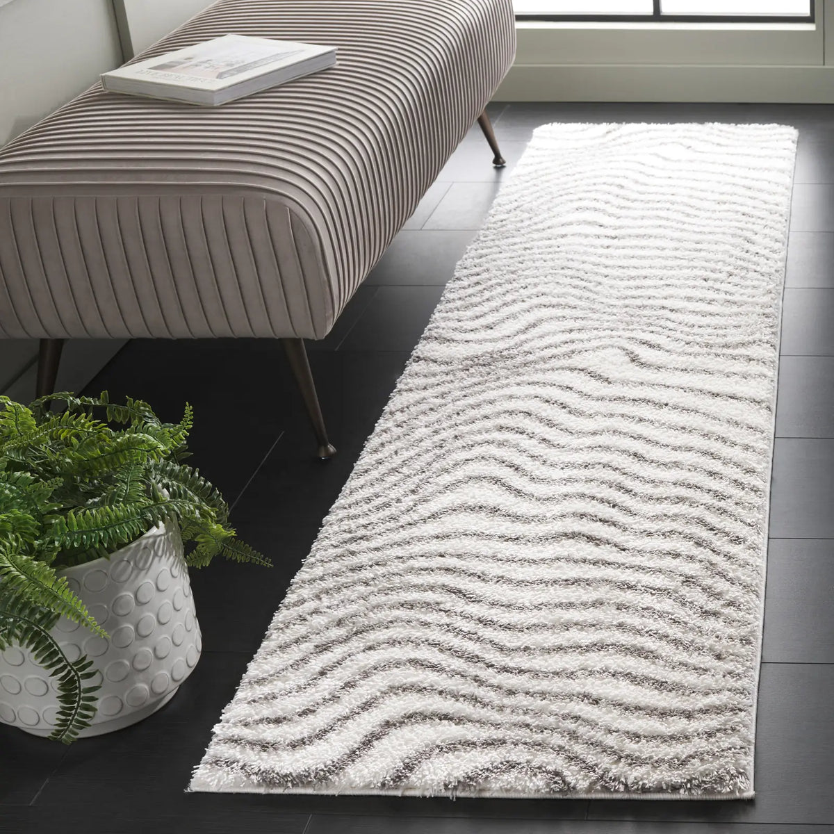Safavieh Tahoe Shag 2'-0" x 8'-0" Rug in Ivory / Grey