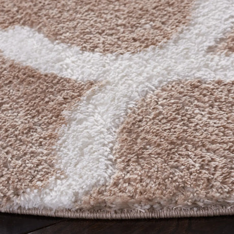Safavieh Tahoe Shag 6'-7" x 6'-7" Rug in Beige / White