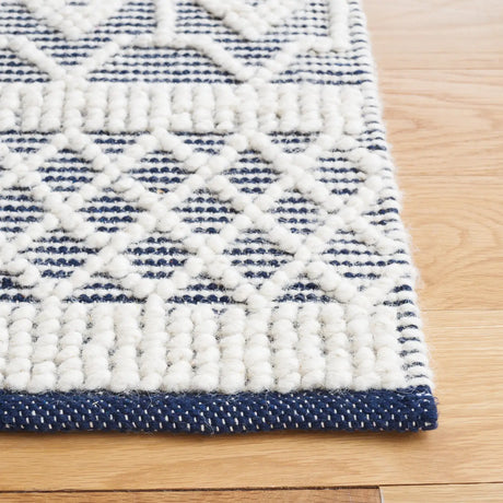 Safavieh Natura 4'-0" x 6'-0" Rug in Ivory / Navy
