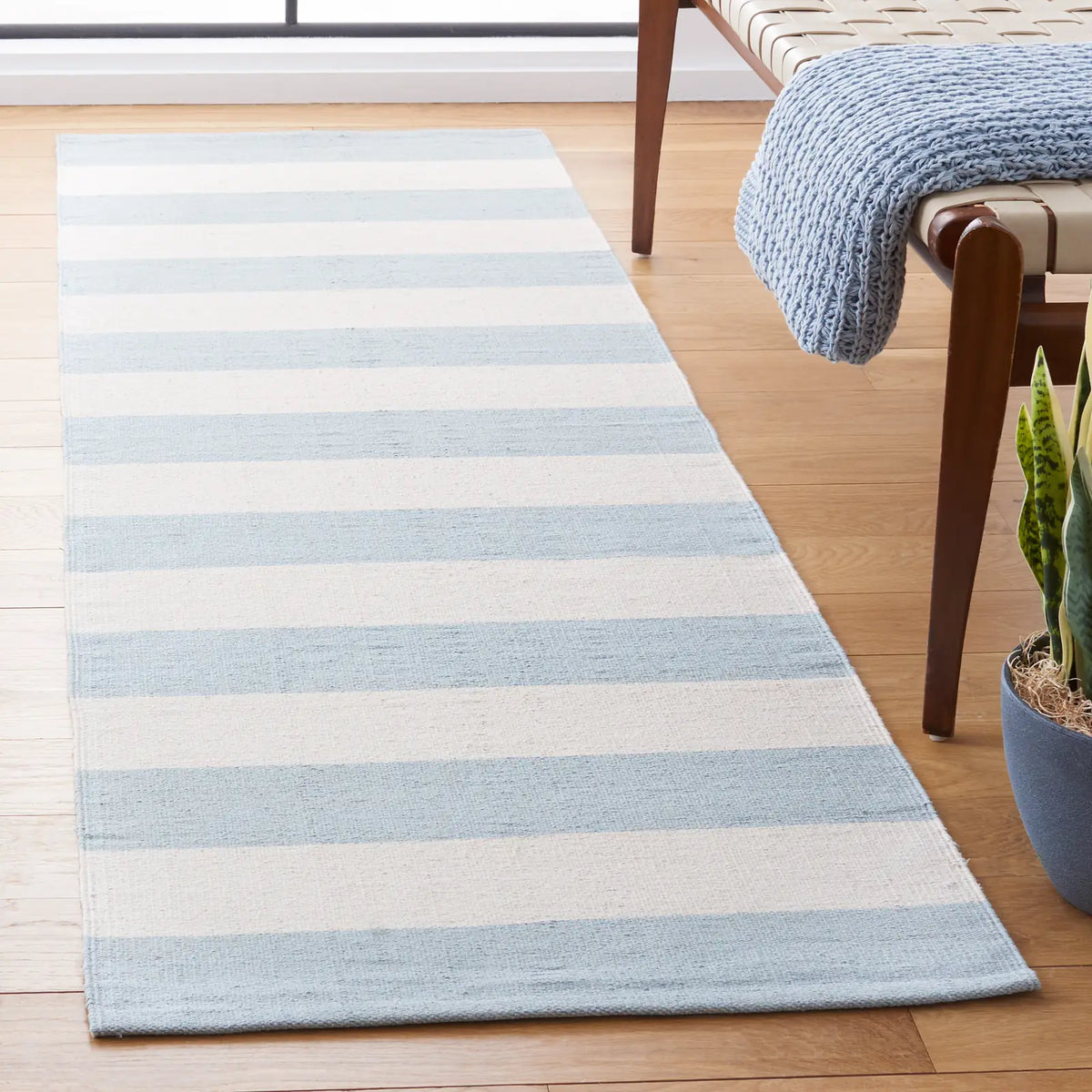 Safavieh Montauk 2'-3" x 11'-7" Rug in Sky Blue / Ivory