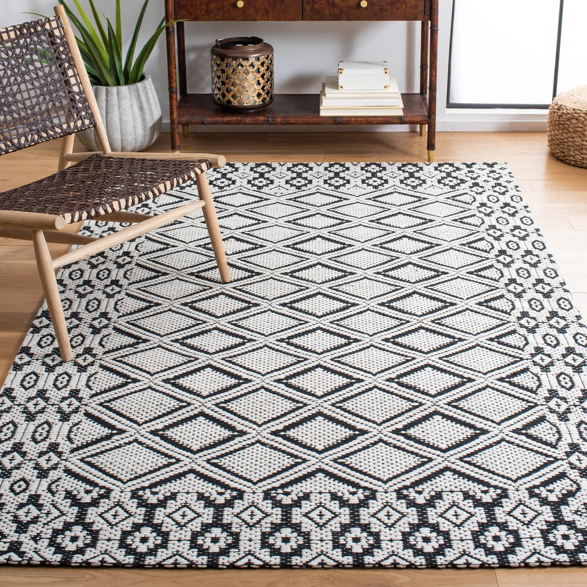 Safavieh Marbella 4'-0" x 6'-0" Rug in Ivory / Black