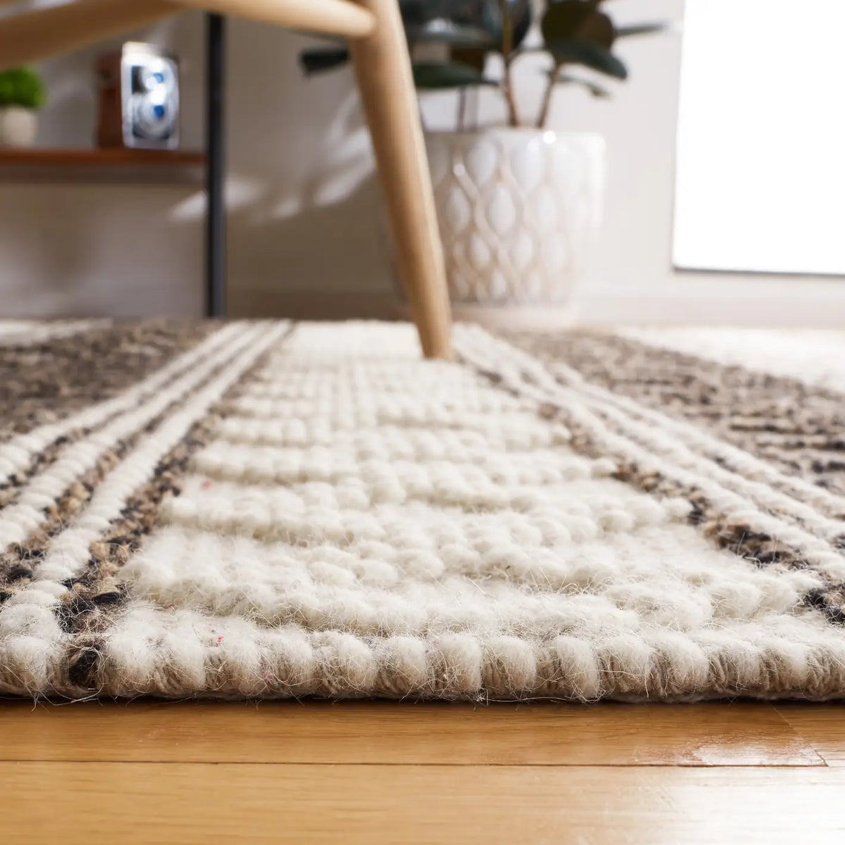 Safavieh Natura 4'-0" x 6'-0" Rug in Ivory / Black