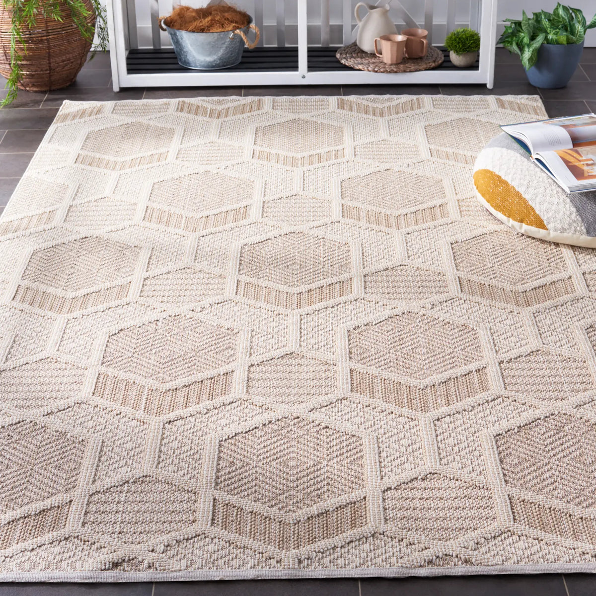 Safavieh Global 4'-0" x 6'-0" Rug in Beige / Ivory