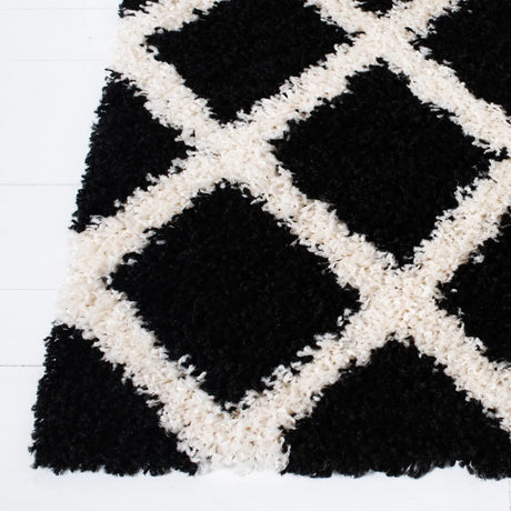 Safavieh Sgd-Dallas Shag 4'-0" x 6'-0" Rug in Black / Ivory