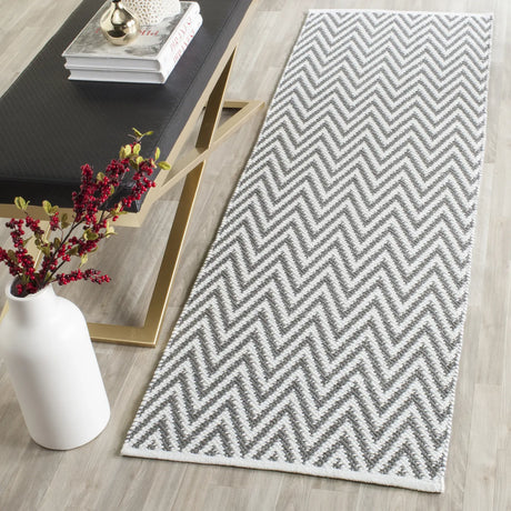 Safavieh Montauk 2'-3" x 11'-0" Rug in Grey / Ivory