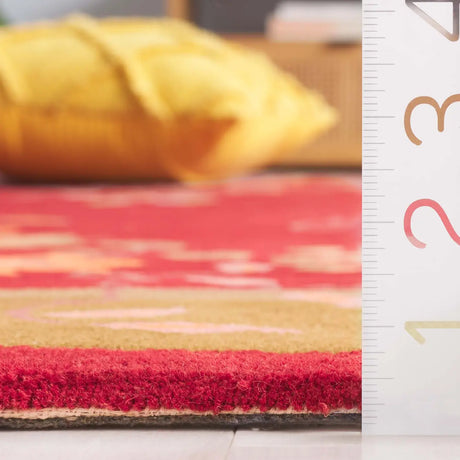 Safavieh Metro 4'-0" x 6'-0" Rug in Red / Green