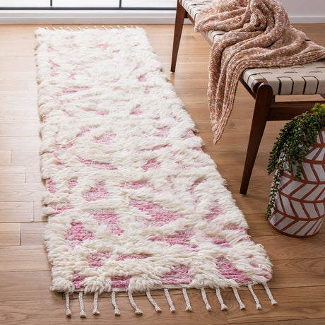 Safavieh Manhattan 2'-3" x 8'-0" Rug in Ivory / Pink