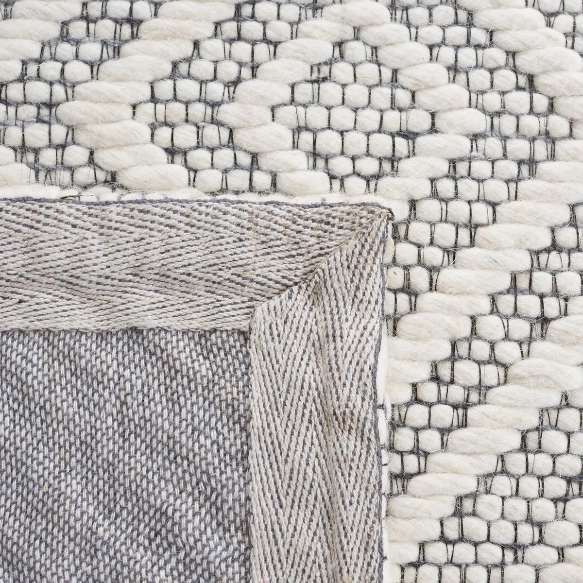 Safavieh Marbella 4'-0" x 6'-0" Rug in Ivory / Black