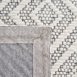 Safavieh Marbella 4'-0" x 6'-0" Rug in Ivory / Black