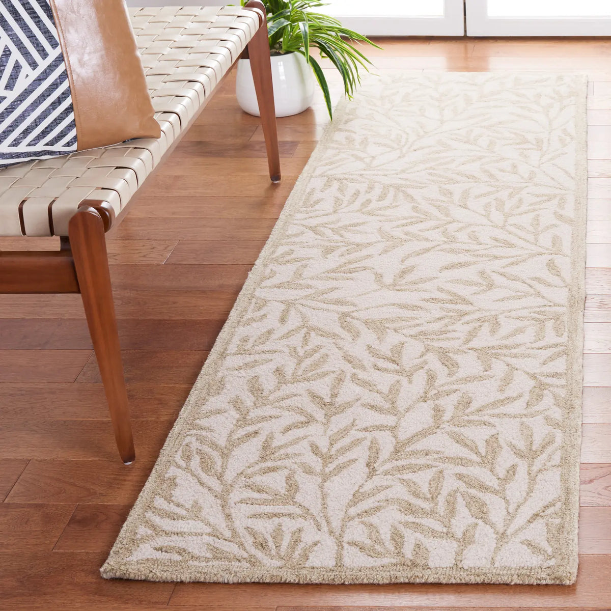 Safavieh Jardin 2'-3" x 8'-0" Rug in Ivory / Beige