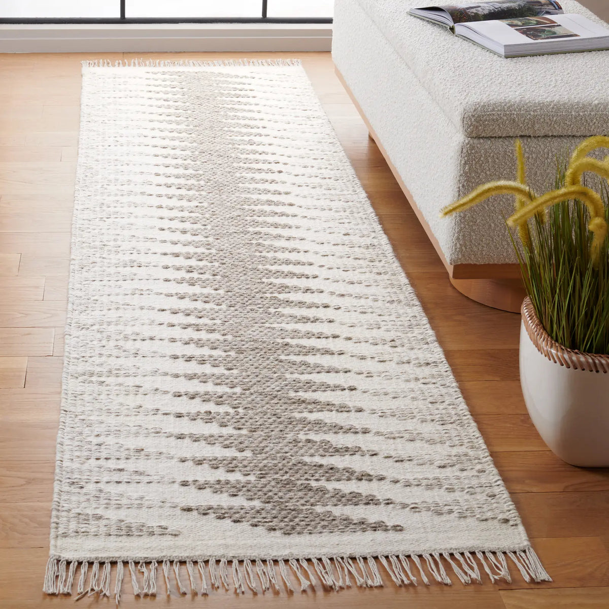 Safavieh Kilim 2'-3" x 9'-0" Rug in Grey / Ivory