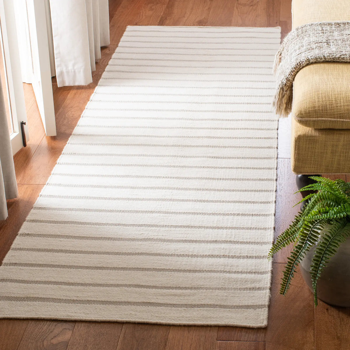 Safavieh Dhurries 2'-6" x 6'-0" Rug in White