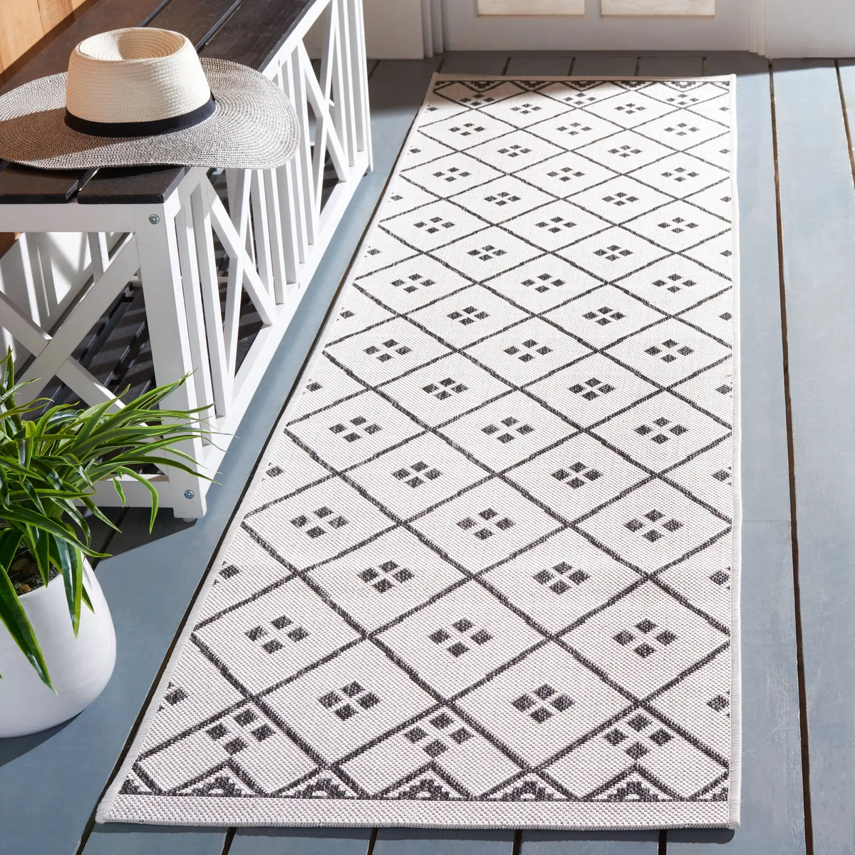 Safavieh Courtyard 2'-3" x 8'-0" Rug in Ivory / Black