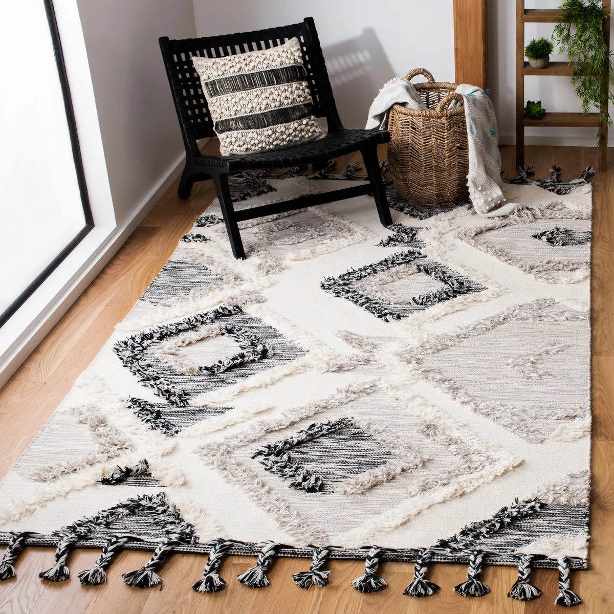 Safavieh Kenya 5'-0" x 8'-0" Rug in Grey / Black