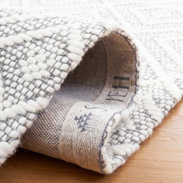 Safavieh Marbella 4'-0" x 6'-0" Rug in Ivory / Grey