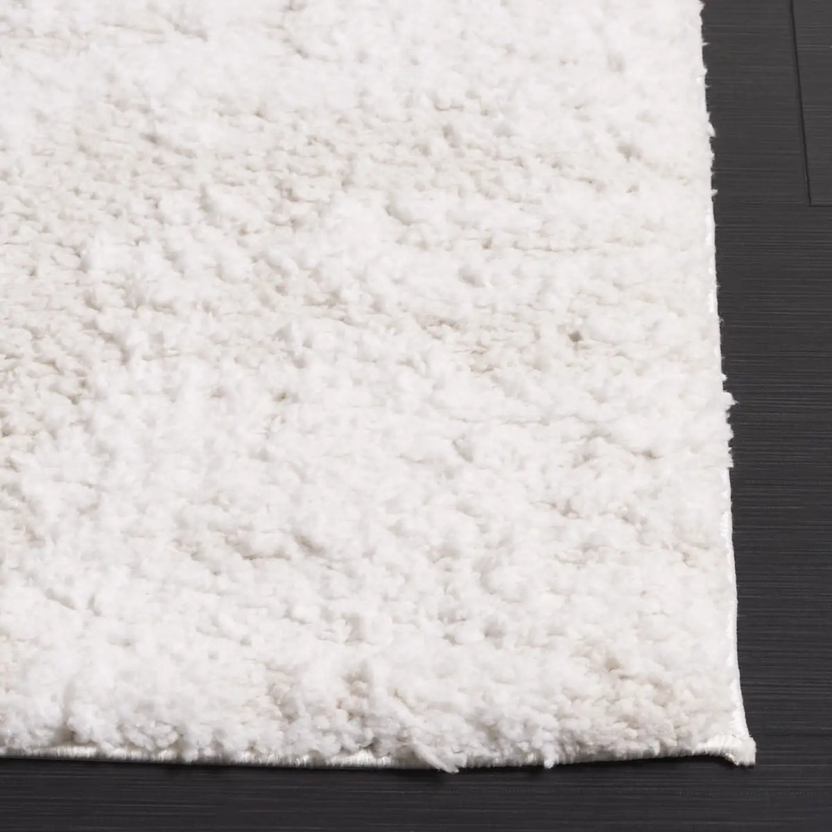 Safavieh Rumi Shag 4'-0" x 6'-0" Rug in Ivory / Light Beige