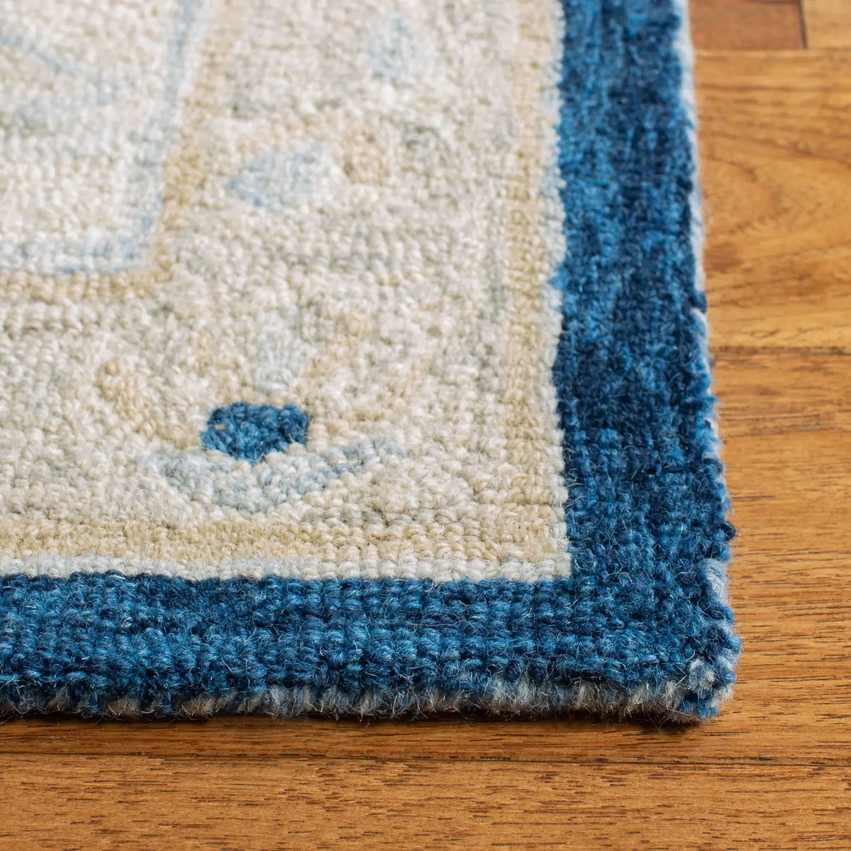 Safavieh Micro-Loop 4'-0" x 6'-0" Rug in Navy / Ivory