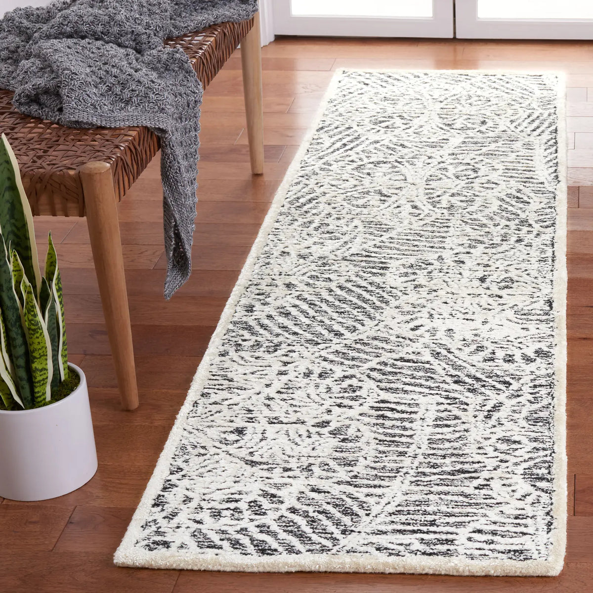 Safavieh Precious 2'-3" x 8'-0" Rug in Black / Ivory